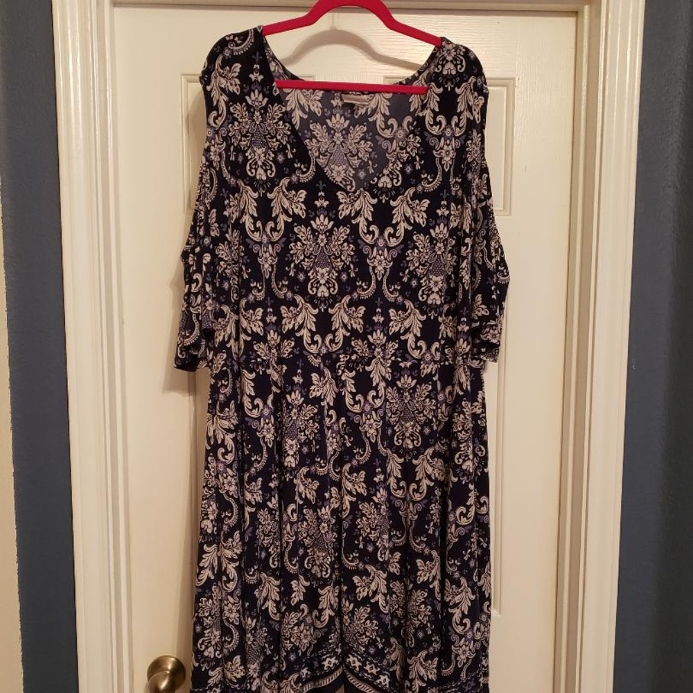 Avenue SZ 30/32 NAVY FLORAL COLD SHOULDER DRESS
